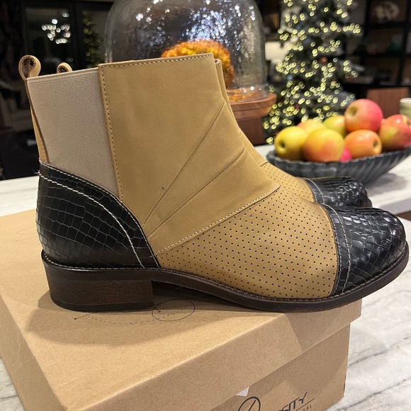 NIB - Unity in Diversity size 39 butter yellow leather/chocolate brown croc boot - Picture 1 of 6